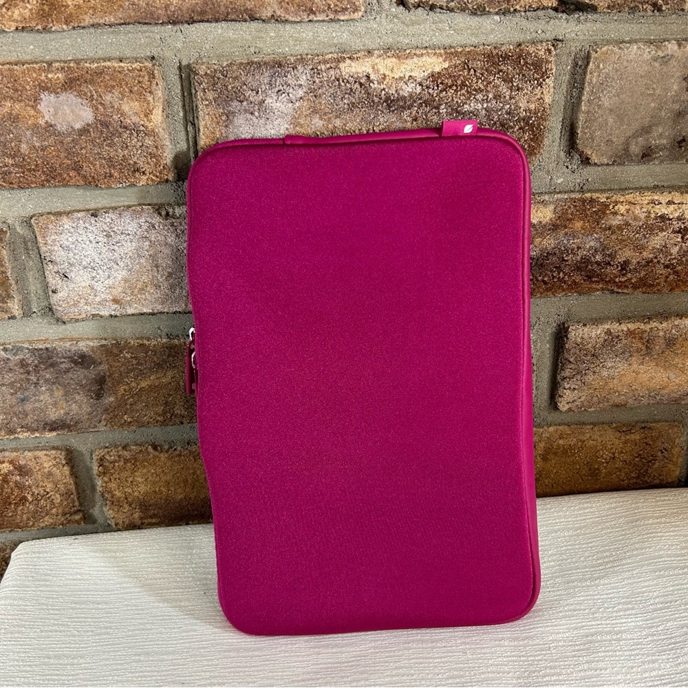 INCASE Neoprene Classic 13” Laptop/Tablet Sleeve - Picture 3 of 12